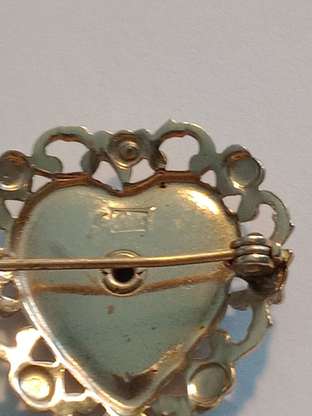 Vtg Coro  Goldton Heart Pin with Rose in the Center Guilloche & Enamel 1 1/8'' H - Picture 4 of 4